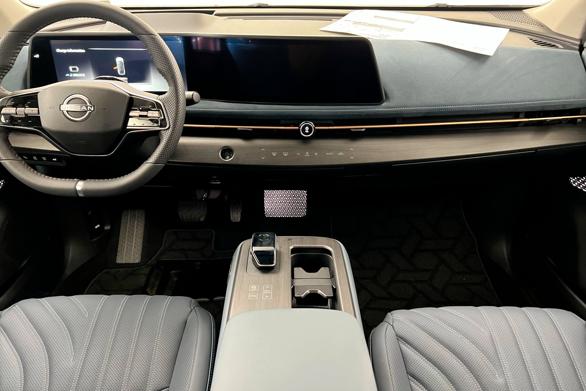 New 2025 Nissan Ariya Platinum image 13