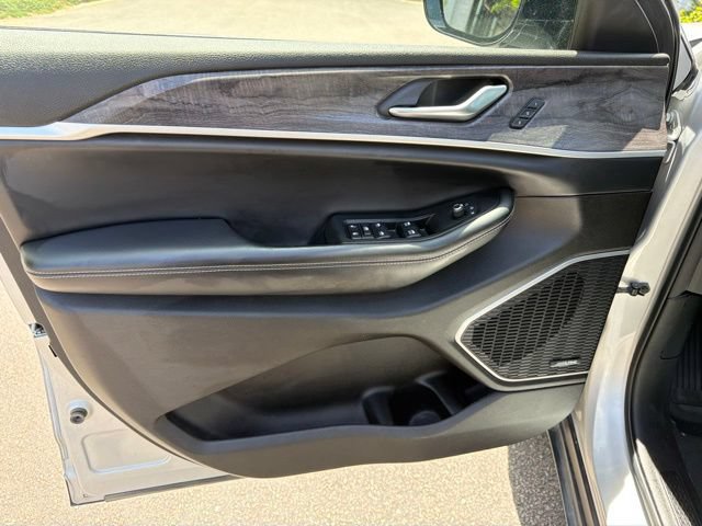 Used 2022 Jeep Grand Cherokee L Limited w/ Black Appearance Package AWD/4WD image 13