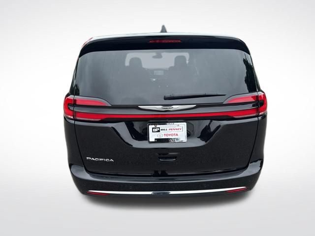 Used 2025 Chrysler Pacifica Select FWD image 4