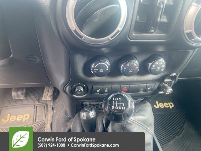 Used 2012 Jeep Wrangler Unlimited Rubicon w/ Max Tow Pkg image 13