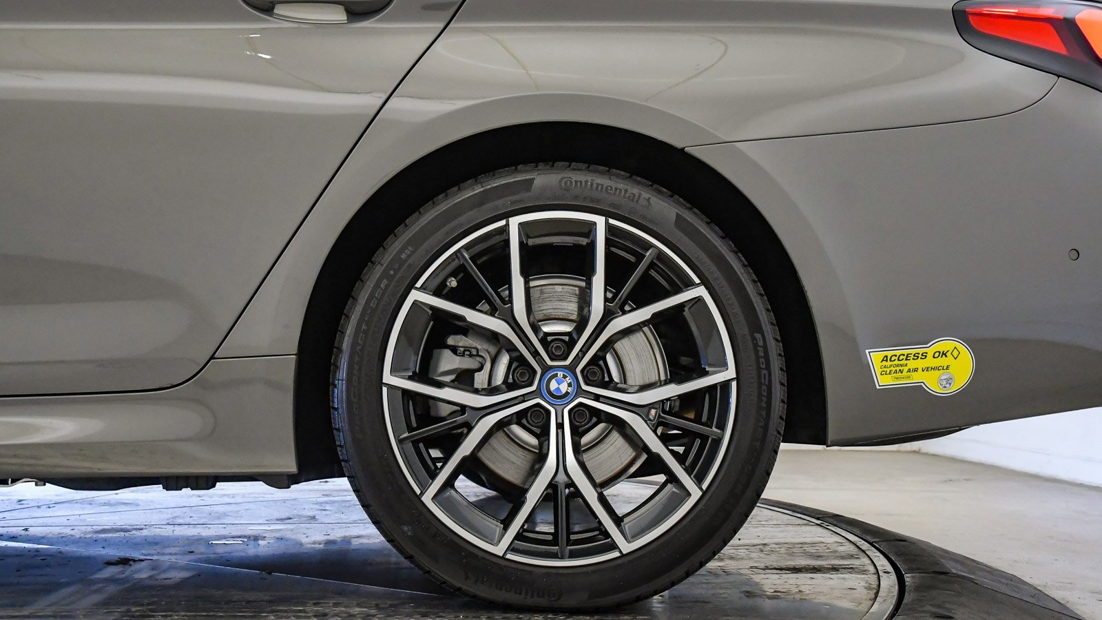 Certified 2022 BMW 530e w/ Premium Package image 11