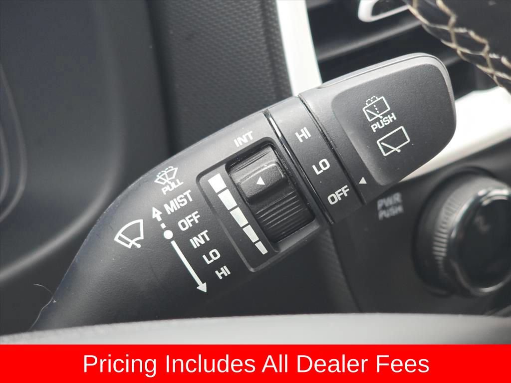 Used 2024 Hyundai Venue Limited FWD image 25