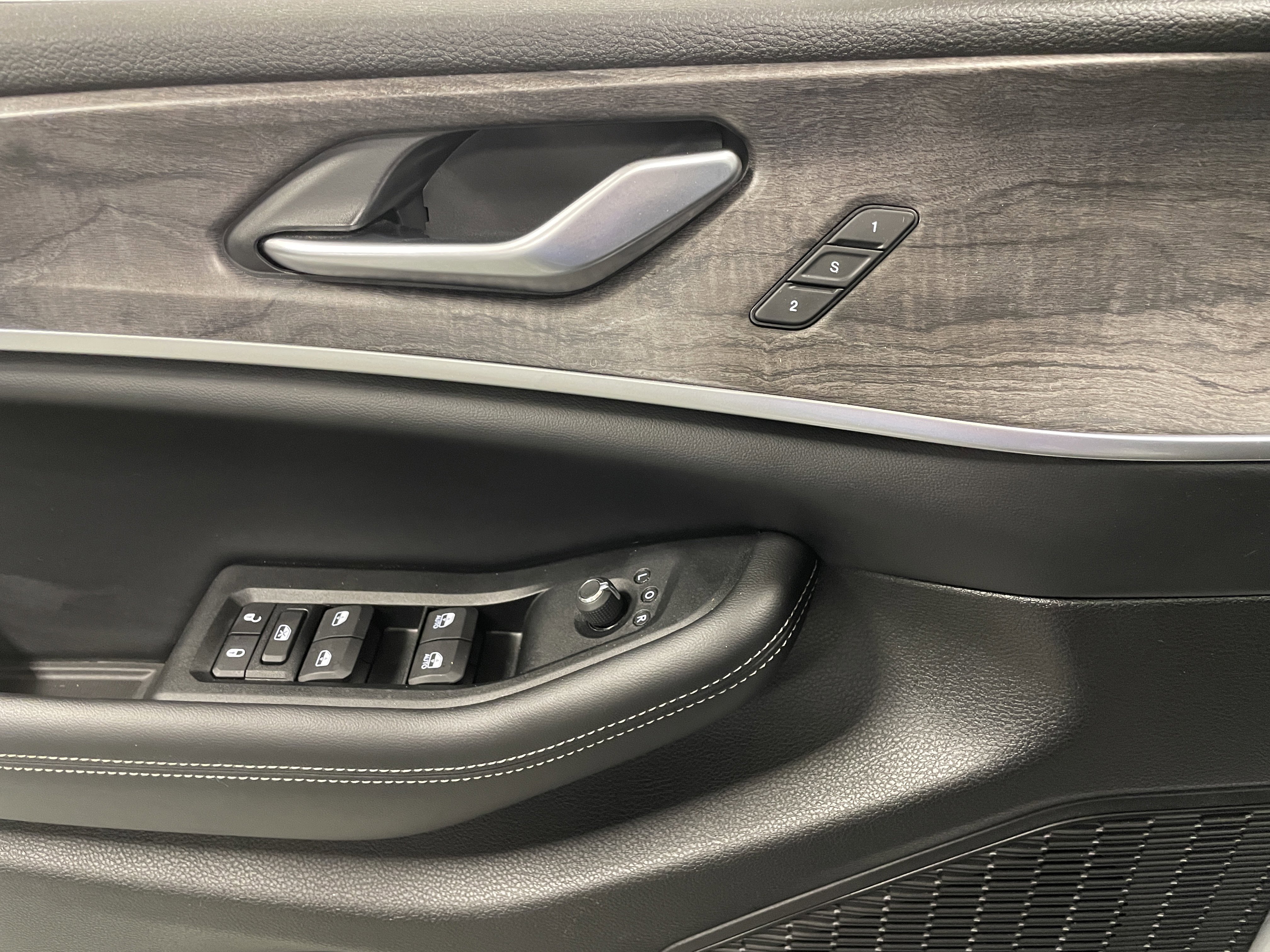 Used 2024 Jeep Grand Cherokee Limited image 22