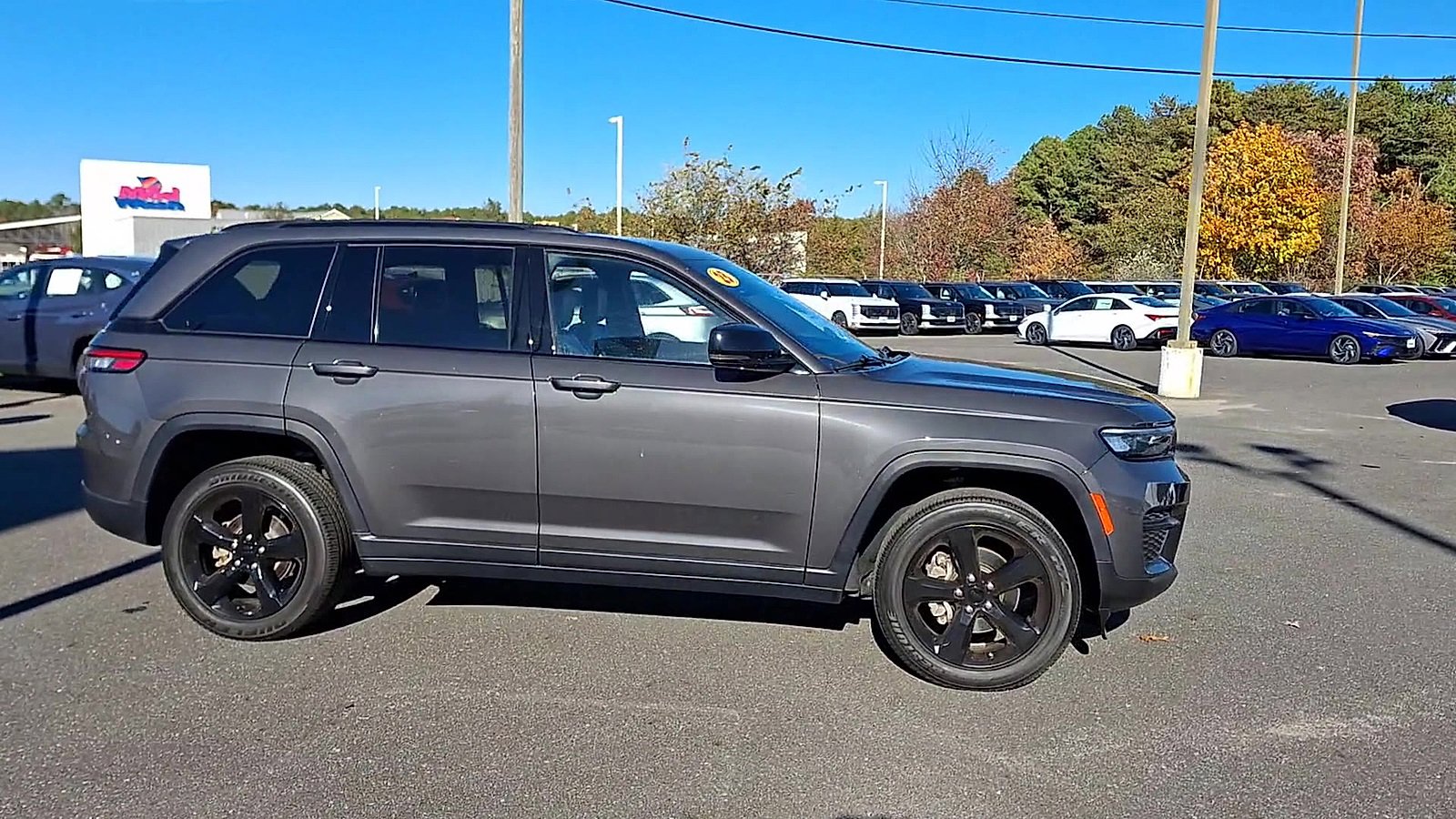Used 2023 Jeep Grand Cherokee Altitude image 3