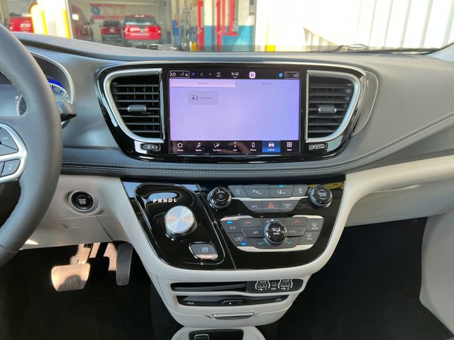 Used 2023 Chrysler Pacifica Touring-L w/ Uconnect Theater Family Group FWD image 21