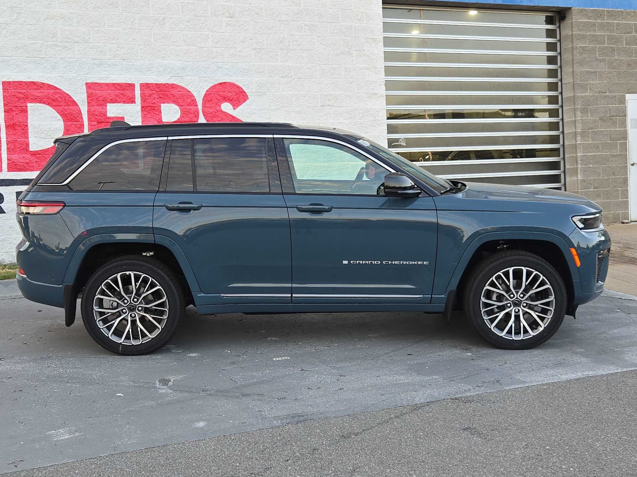 New 2027 Jeep Grand Cherokee Summit w/ MOPAR Finishing Package AWD/4WD image 8