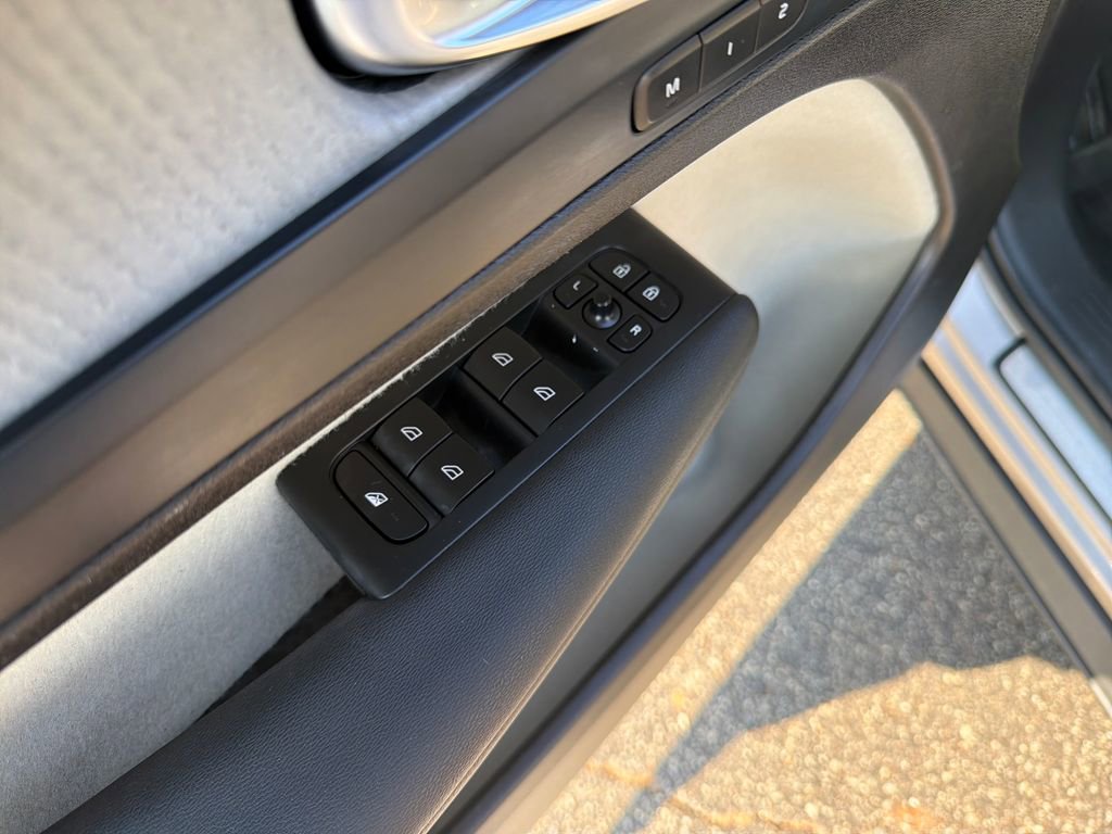 Certified 2024 Volvo XC40 B5 Plus w/ Protection Package Premier image 14