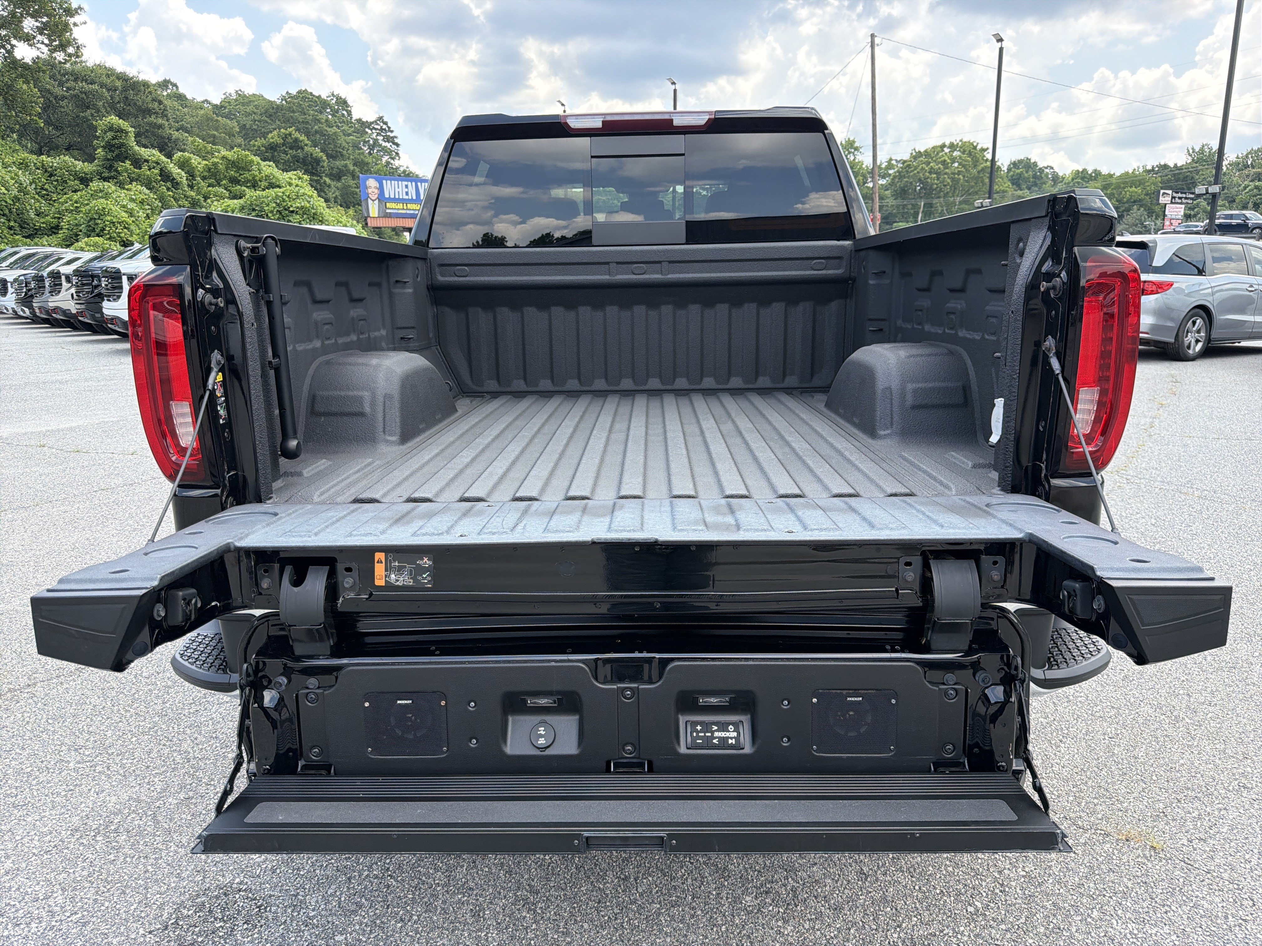 Used 2022 GMC Sierra 1500 SLT w/ SLT Convenience Package AWD/4WD image 19