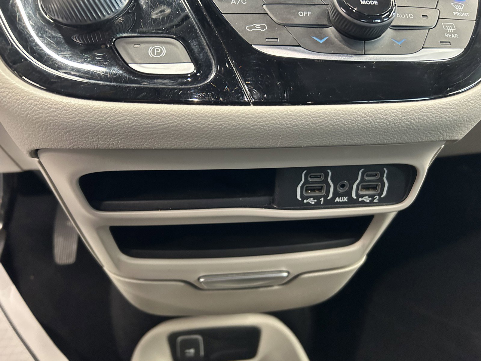 Used 2023 Chrysler Pacifica Touring-L image 33