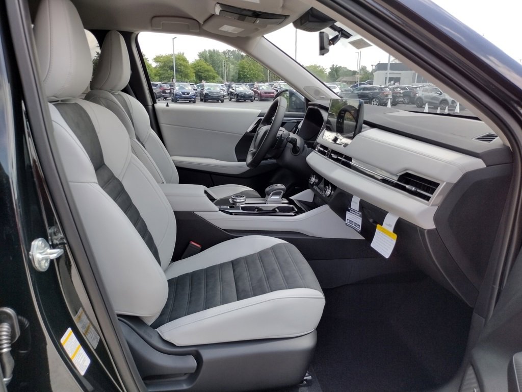 New 2025 Mitsubishi Outlander SE image 11