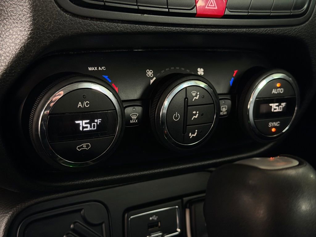 Used 2015 Jeep Renegade Latitude w/ Popular Equipment Group FWD image 42