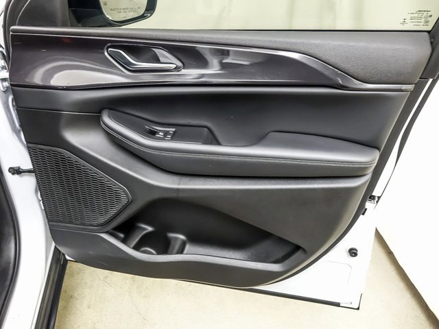 Used 2023 Jeep Grand Cherokee L Laredo image 31