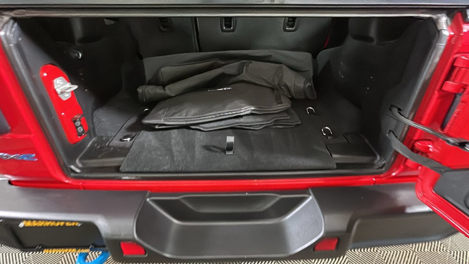 Used 2024 Jeep Wrangler Unlimited w/ Convenience Group AWD/4WD image 32