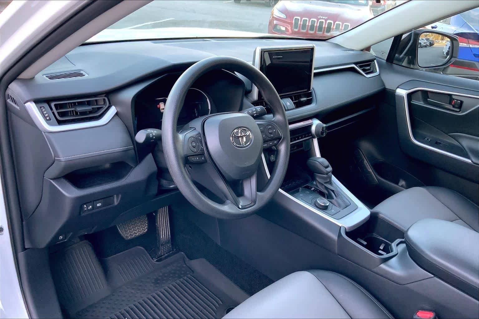 Used 2025 Toyota RAV4 LE image 17