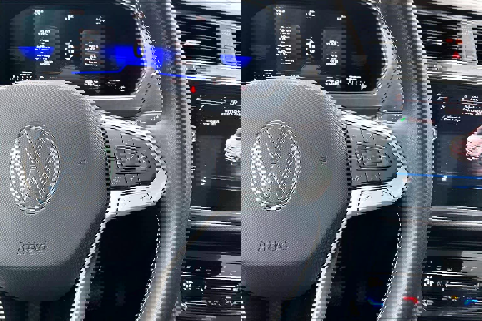 Used 2022 Volkswagen Tiguan SE w/ Panoramic Sunroof Package image 25