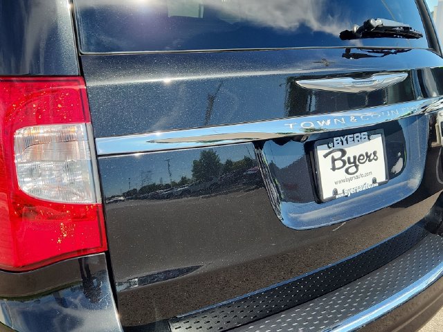 Used 2013 Chrysler Town & Country Touring FWD image 15