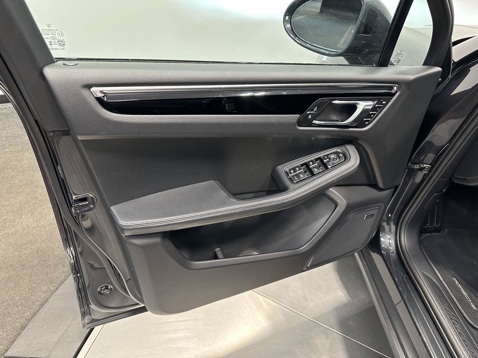 Certified 2026 Porsche Macan AWD/4WD image 15