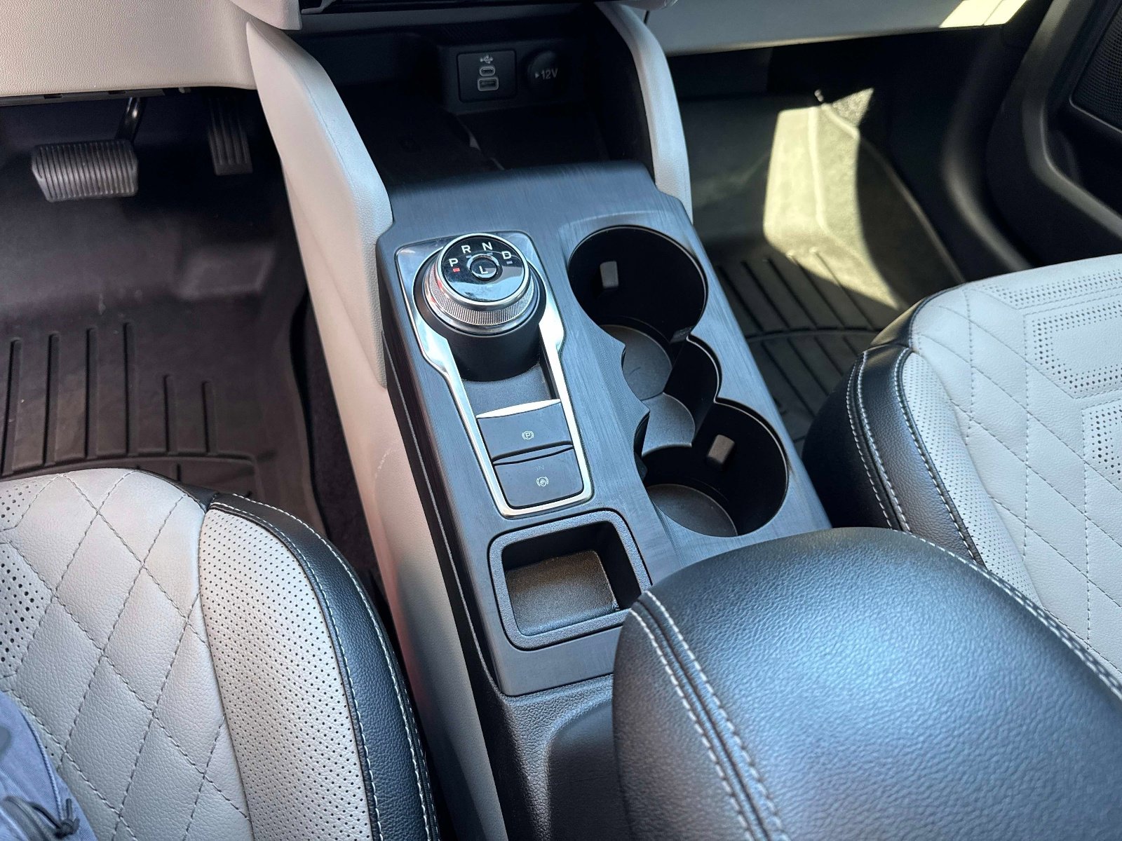 Used 2024 Ford Escape Platinum w/ Premium Technology Package AWD/4WD image 27