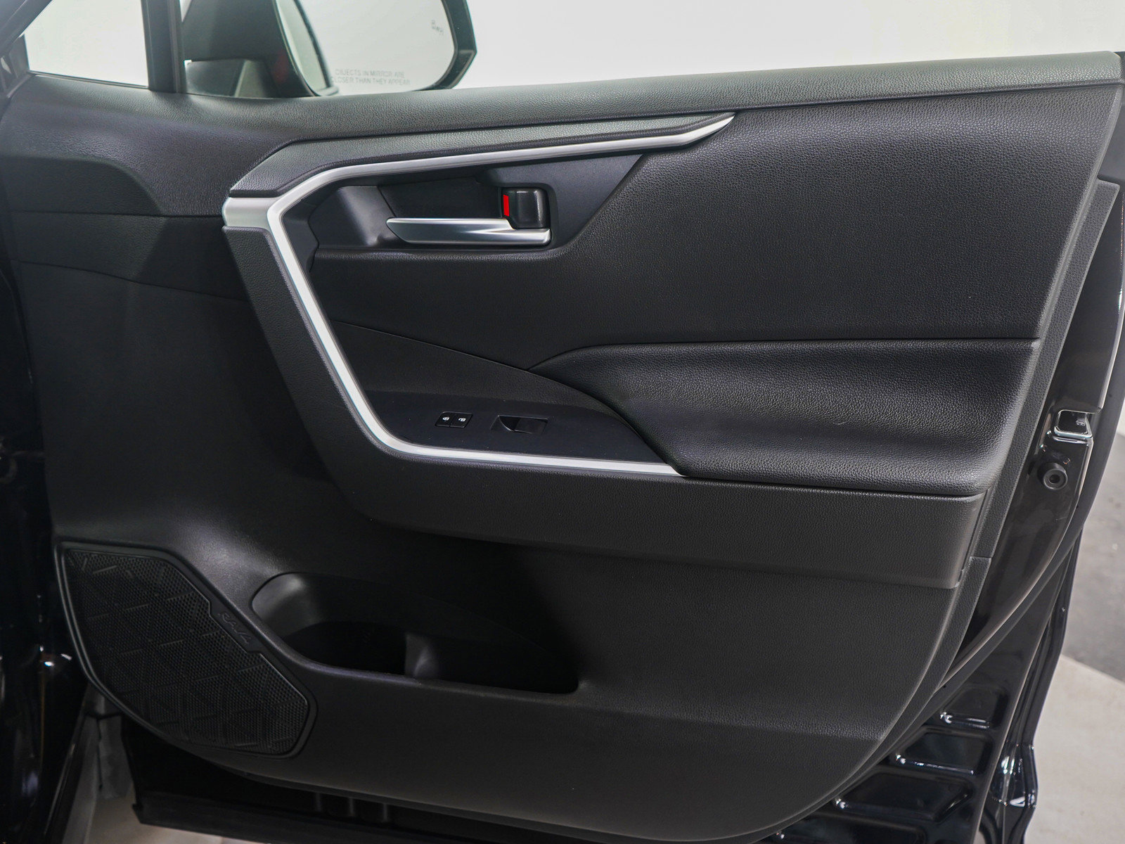 Used 2020 Toyota RAV4 XLE w/ Convenience Package image 12