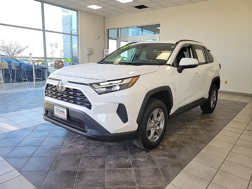 Used 2025 Toyota RAV4 XLE image 2