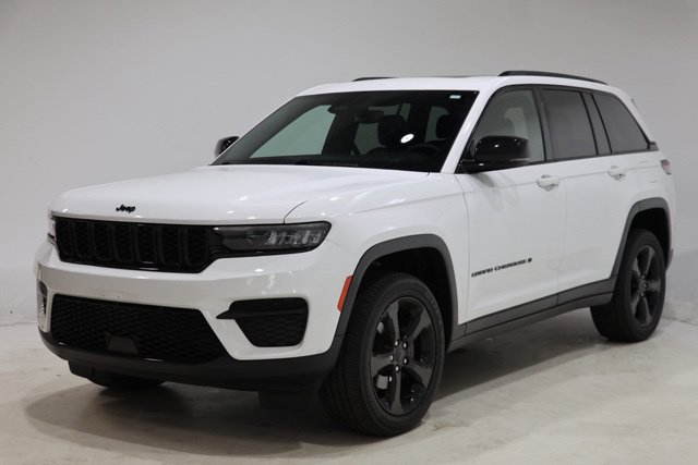 Used 2023 Jeep Grand Cherokee Altitude AWD/4WD image 3