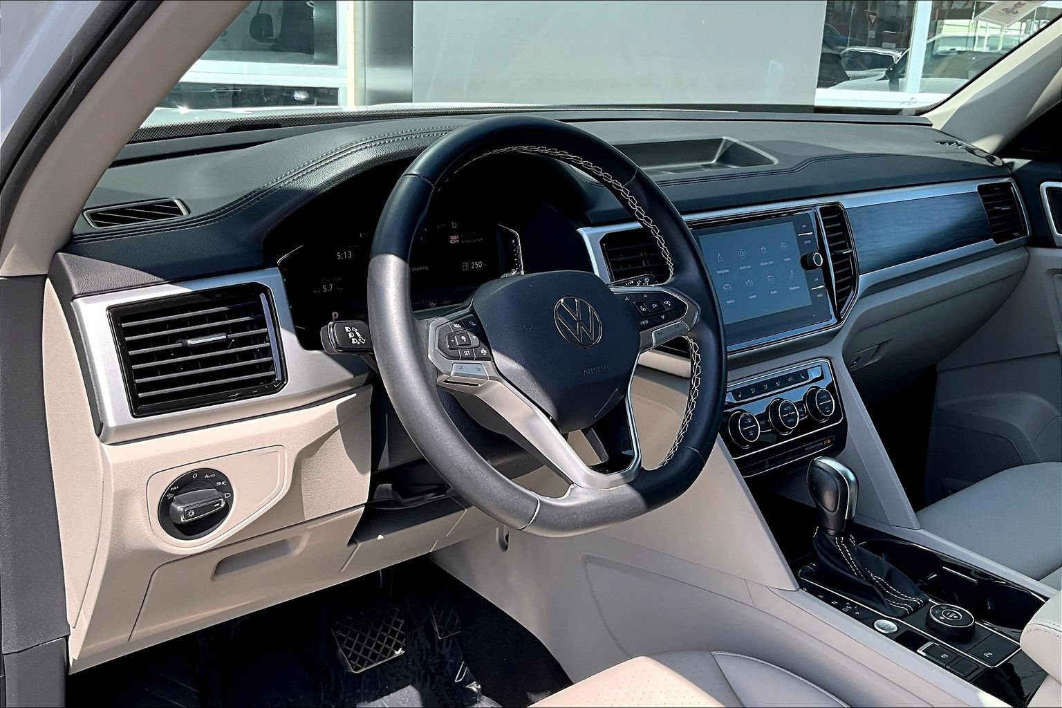 Used 2023 Volkswagen Atlas SE w/ Black Wheel Package AWD/4WD image 12