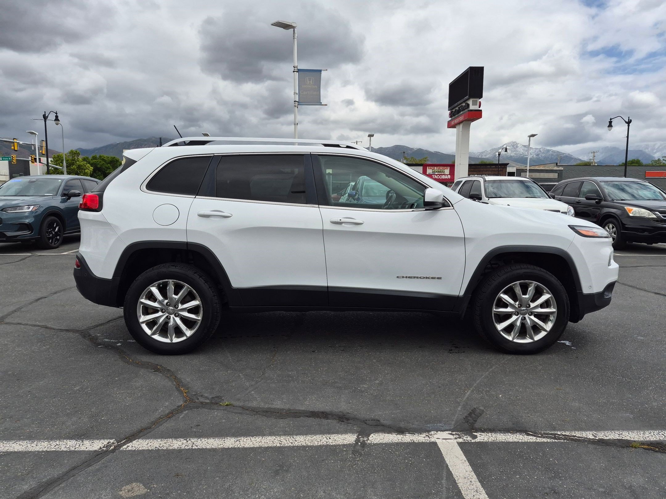 Used 2015 Jeep Cherokee Limited w/ Luxury Group AWD/4WD image 2