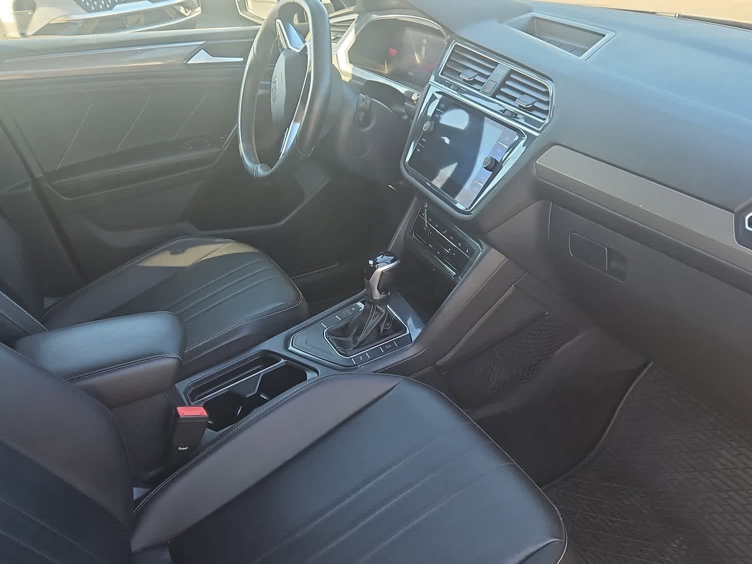 Used 2022 Volkswagen Tiguan SE R-Line image 14