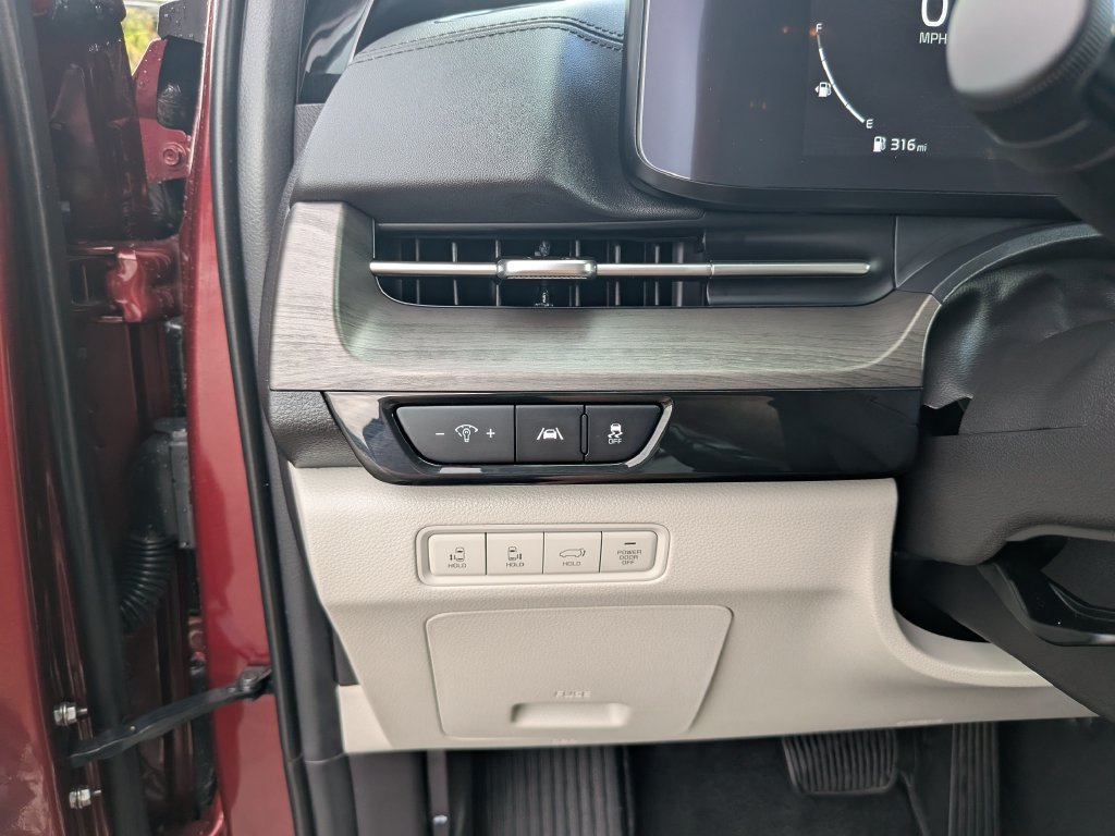 Certified 2024 Kia Carnival SX FWD image 30