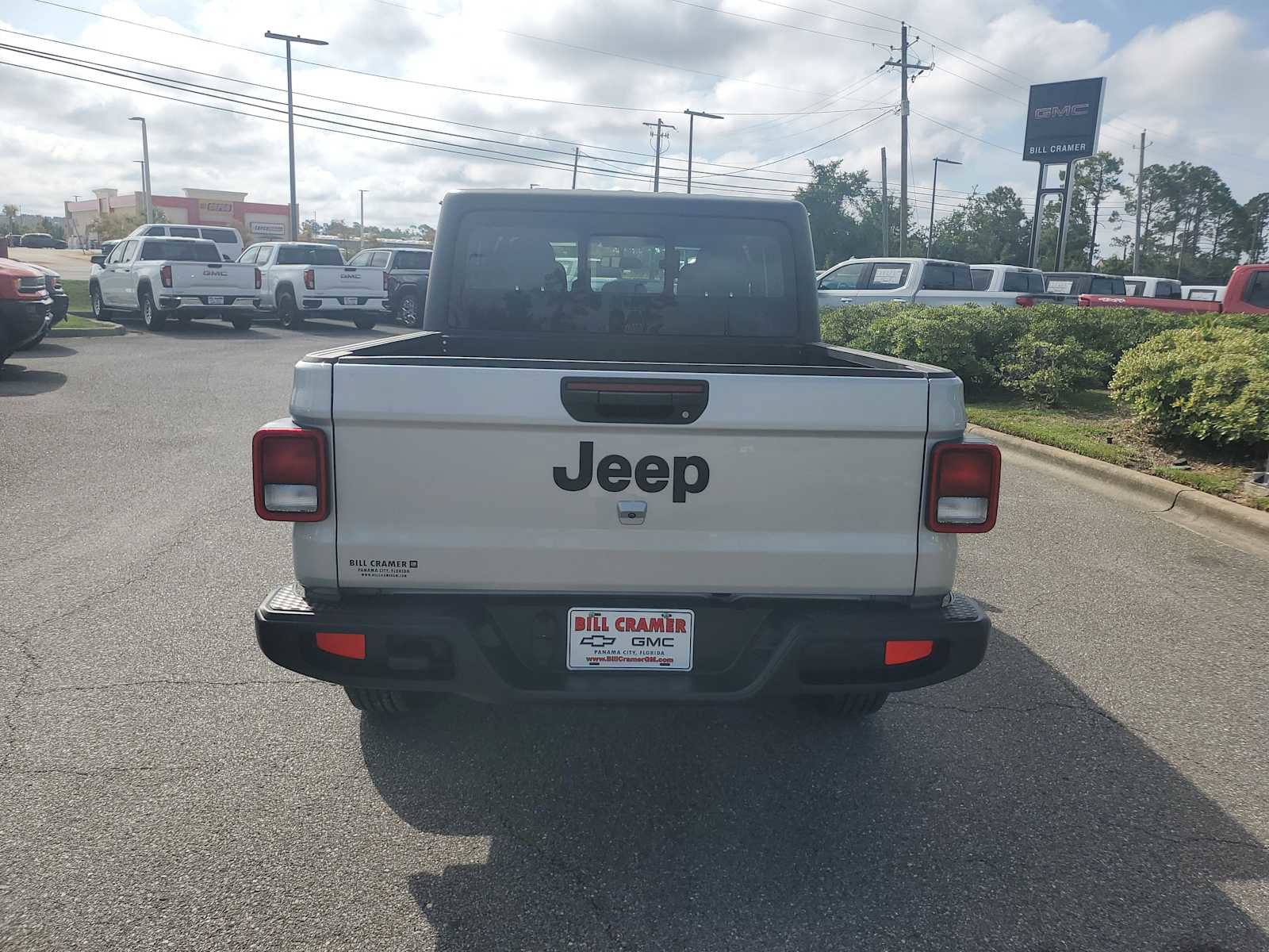 Used 2024 Jeep Gladiator Sport image 4