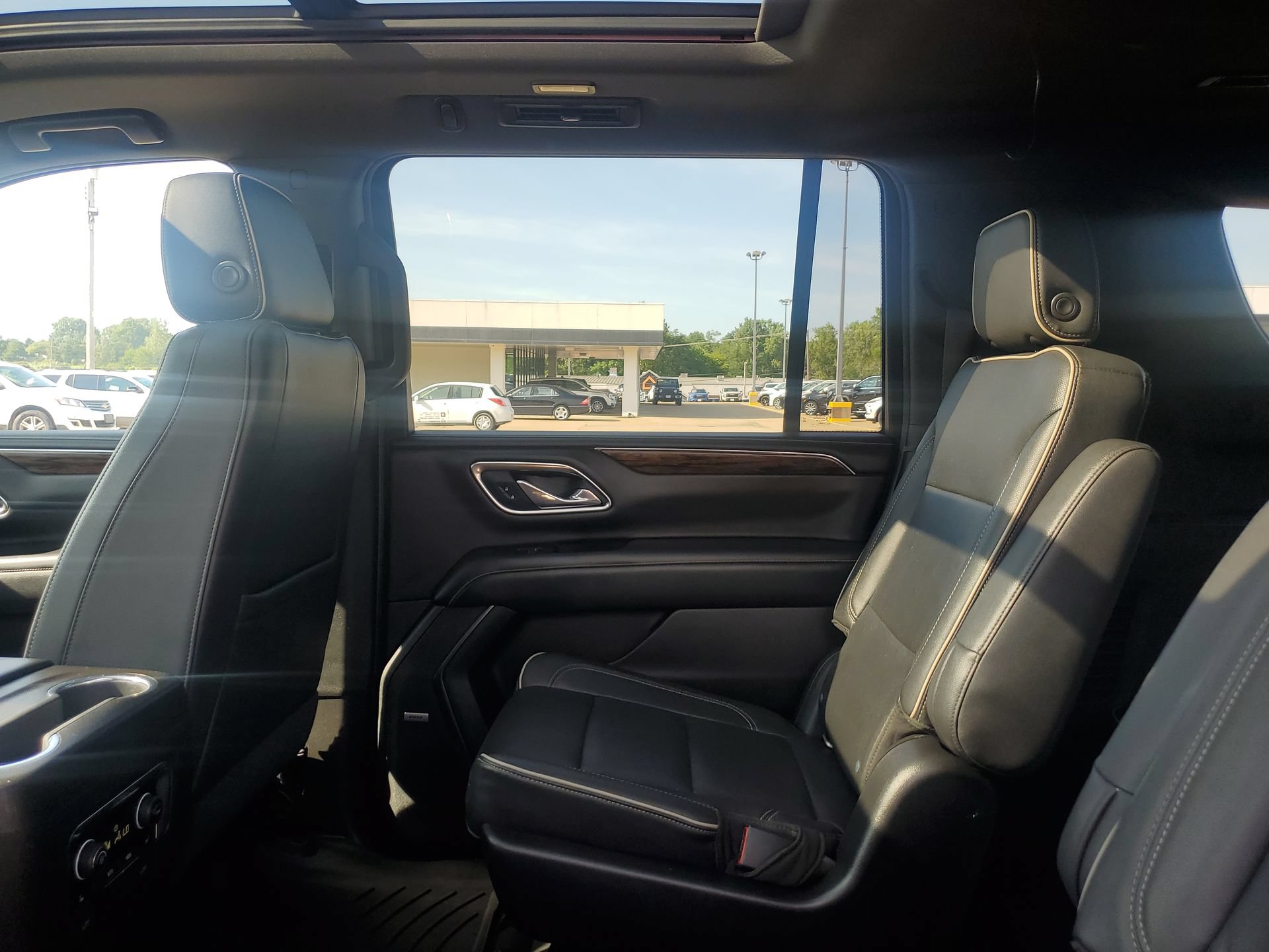 Used 2021 Chevrolet Suburban Premier w/ Premium Package AWD/4WD image 32