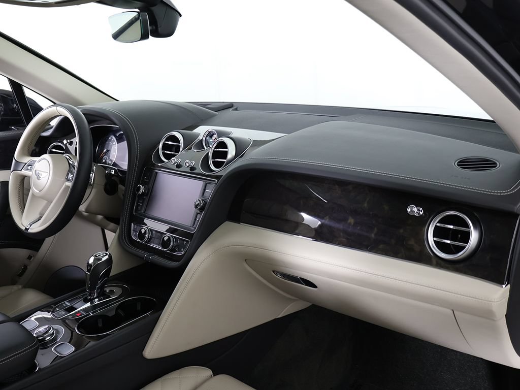 Used 2020 Bentley Bentayga Plug-In Hybrid AWD/4WD image 35