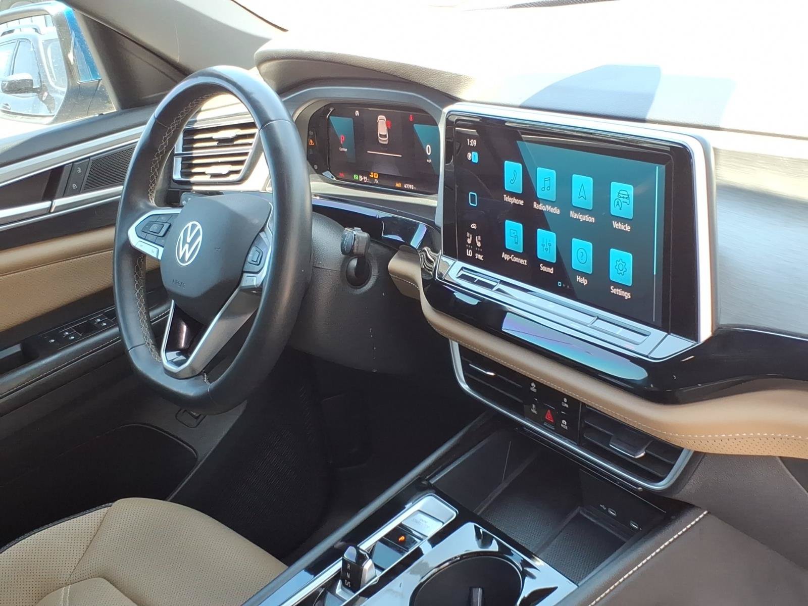 Certified 2024 Volkswagen Atlas Cross Sport SE w/ Panoramic Sunroof Package AWD/4WD image 11
