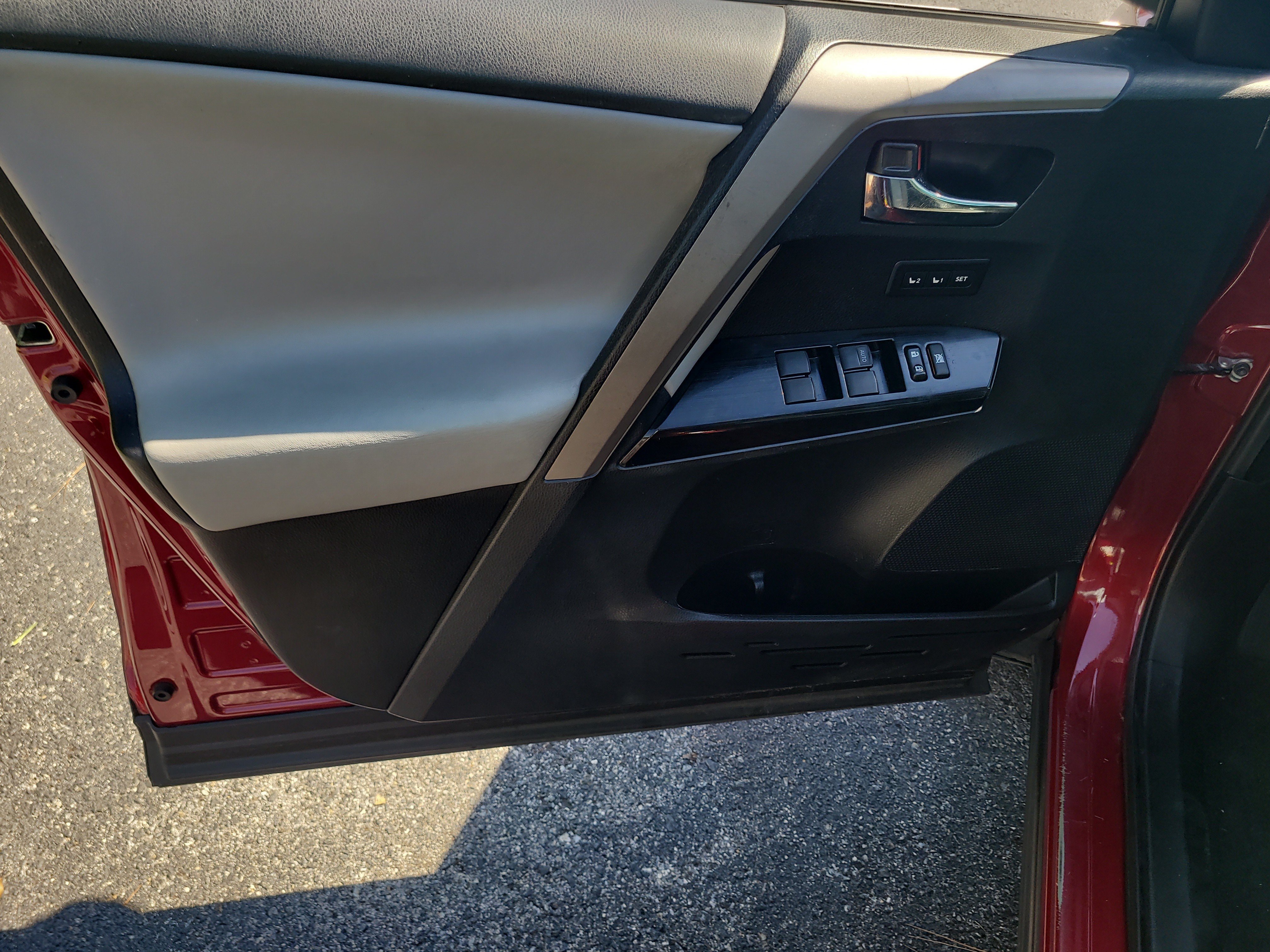 Used 2018 Toyota RAV4 Limited FWD image 17