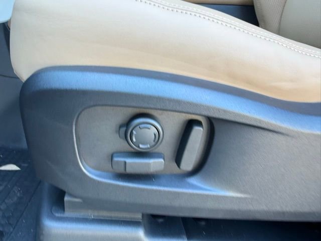 New 2025 Land Rover Defender 110 X-Dynamic SE image 18