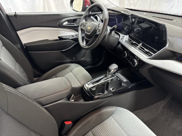 Used 2025 Chevrolet Trax LT FWD image 26