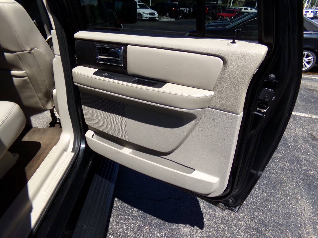 Used 2016 Lincoln Navigator L Select RWD image 31