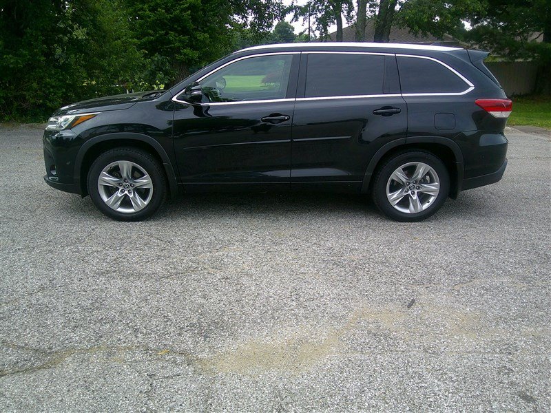 Used 2017 Toyota Highlander Limited AWD/4WD image 2