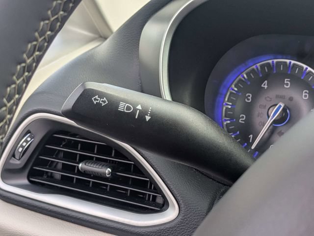 Used 2023 Chrysler Pacifica Touring-L FWD image 27