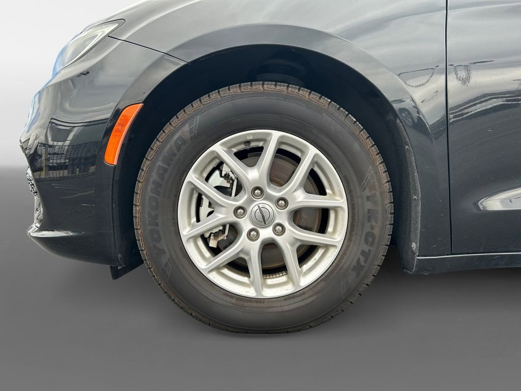 Used 2023 Chrysler Pacifica Touring-L FWD image 15