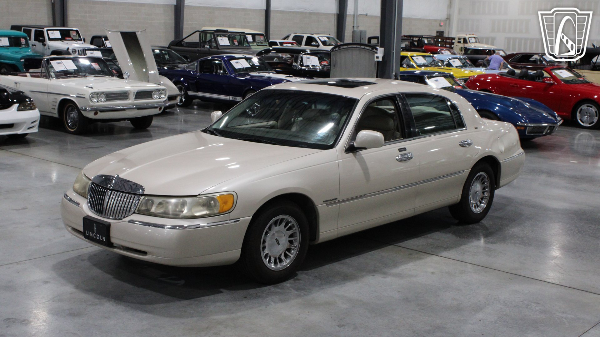 Used 1999 Lincoln Town Car Cartier RWD image 28