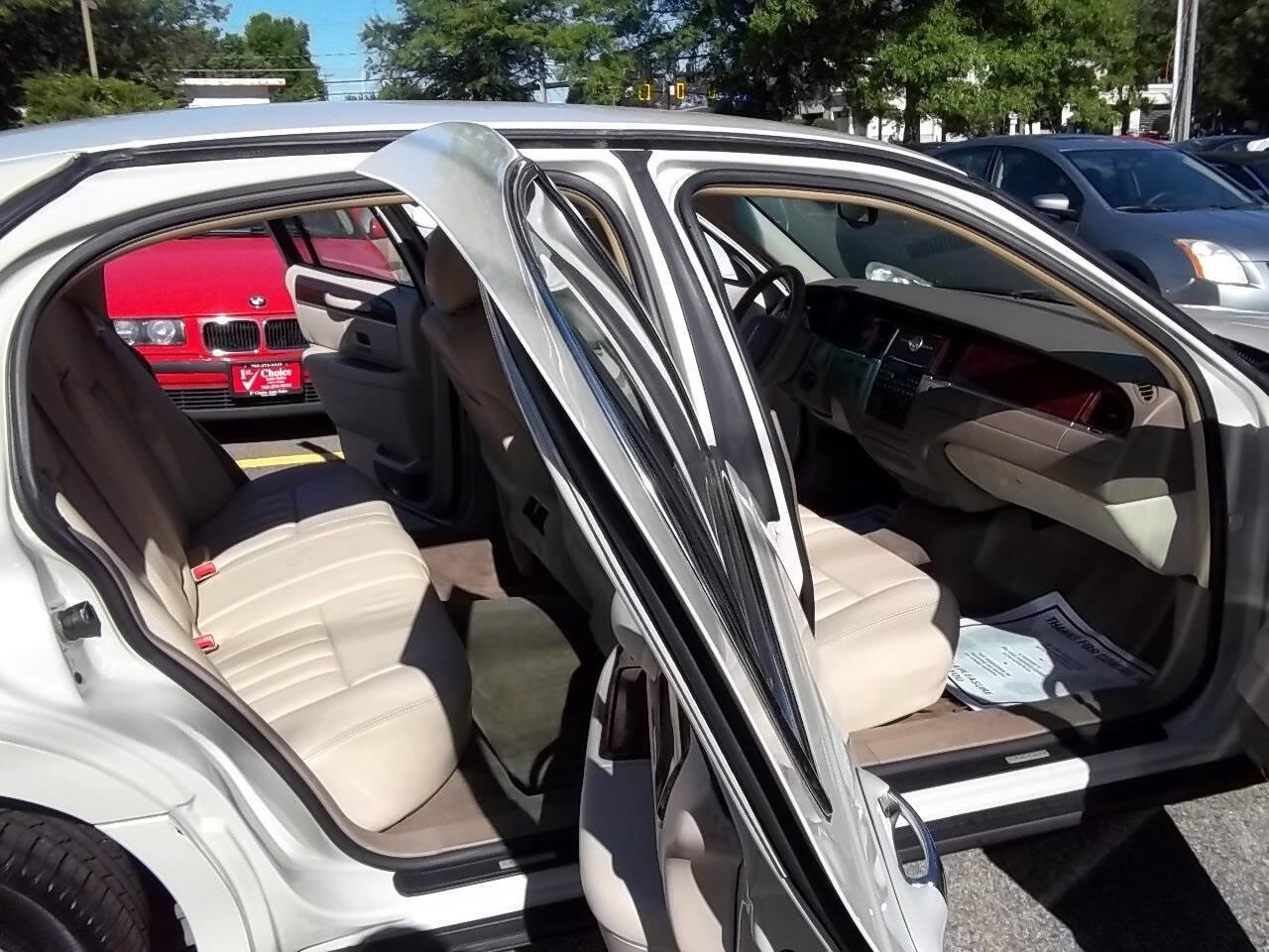 Used 2005 Lincoln Town Car Signature RWD image 4