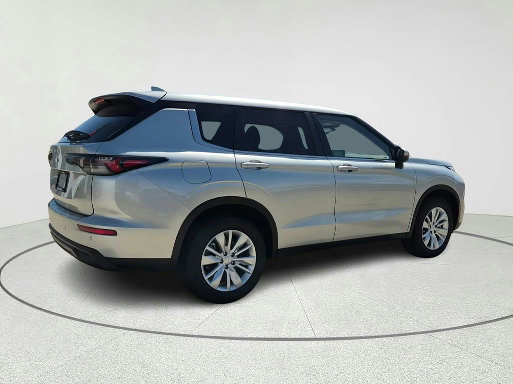 Used 2025 Mitsubishi Outlander ES image 5