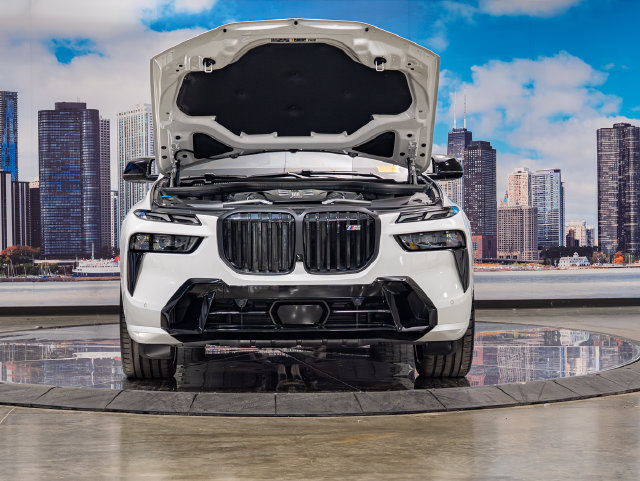 Used 2025 BMW X7 M60i AWD/4WD image 4