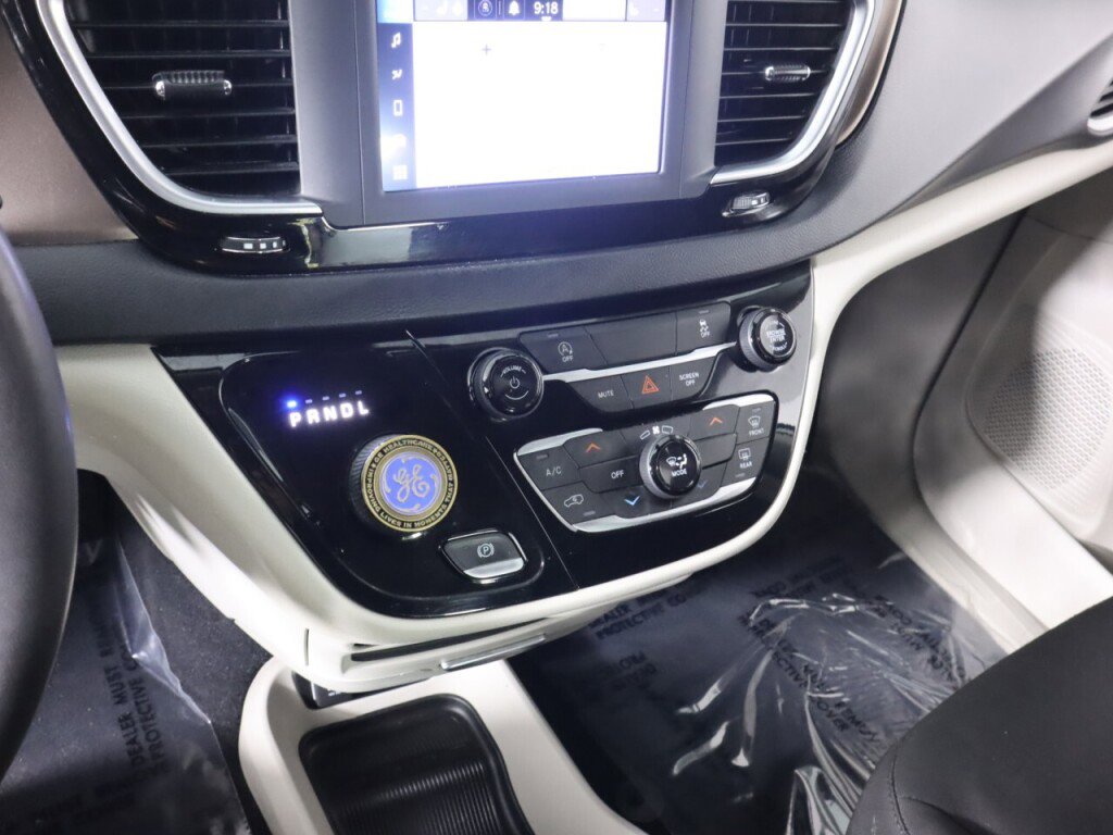 Used 2022 Chrysler Voyager LX image 15