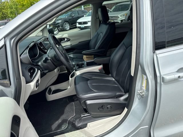 Used 2024 Chrysler Pacifica Touring-L FWD image 14