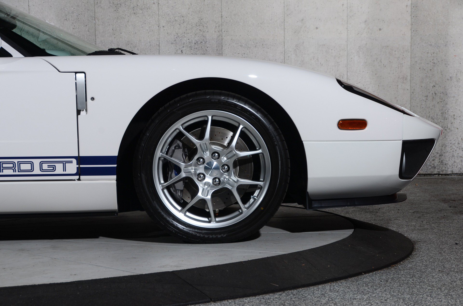 Used 2006 Ford GT RWD image 35
