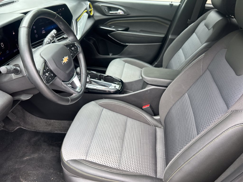 Used 2024 Chevrolet Trax LT w/ LT Convenience Package FWD image 12