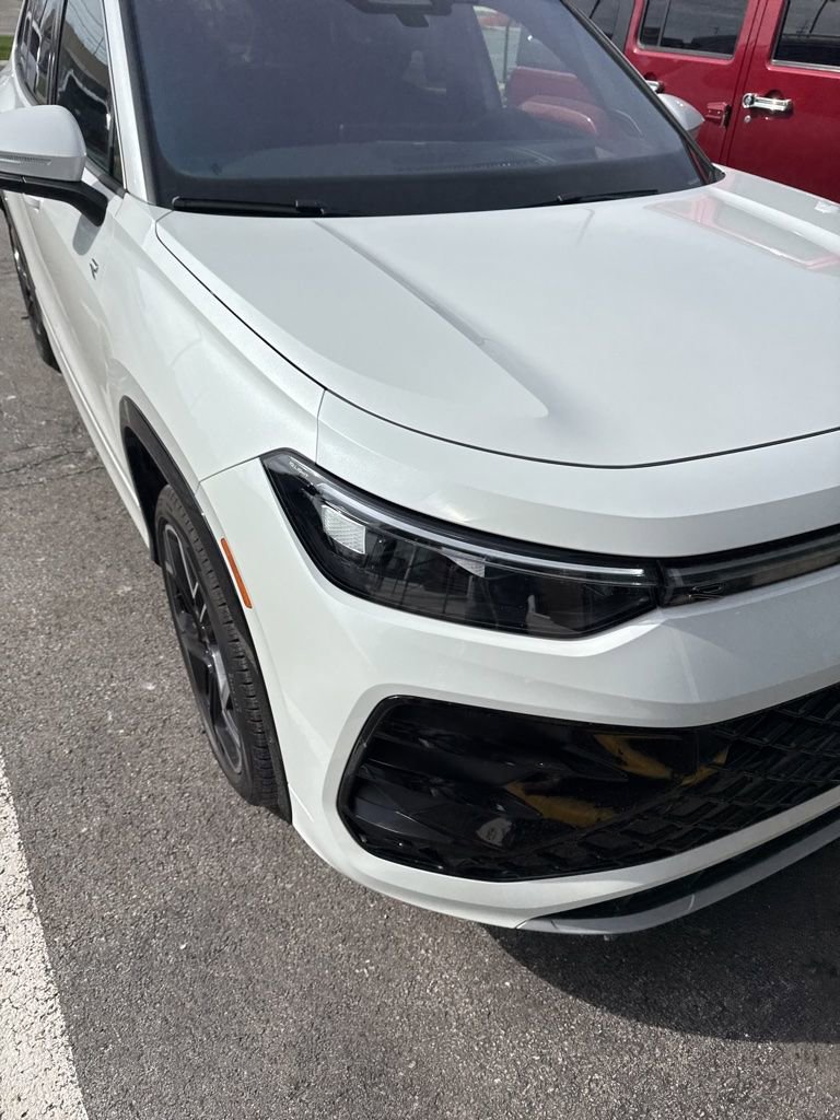 Used 2025 Volkswagen Tiguan SEL R-Line image 2