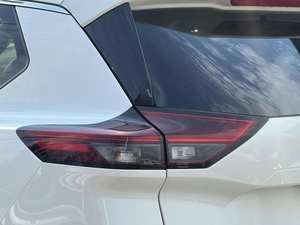 Used 2023 Nissan Rogue Platinum AWD/4WD image 9